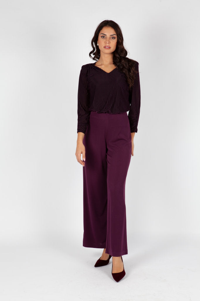 Blusa de Plumeti Berenjena con Escote de Pico y Mangas Fruncidas