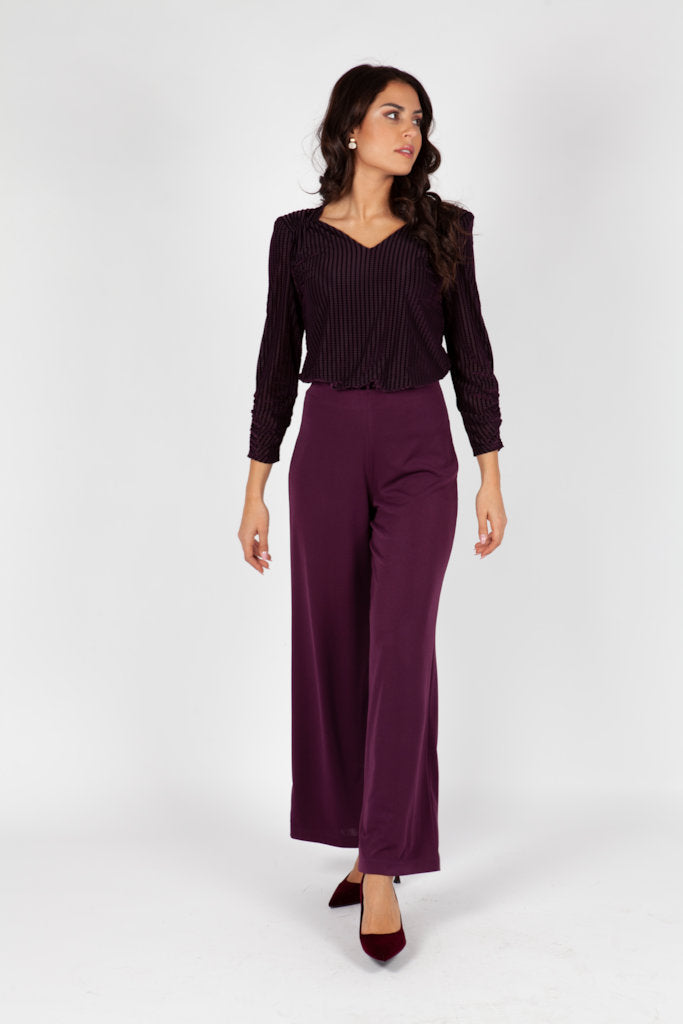Blusa de Plumeti Berenjena con Escote de Pico y Mangas Fruncidas
