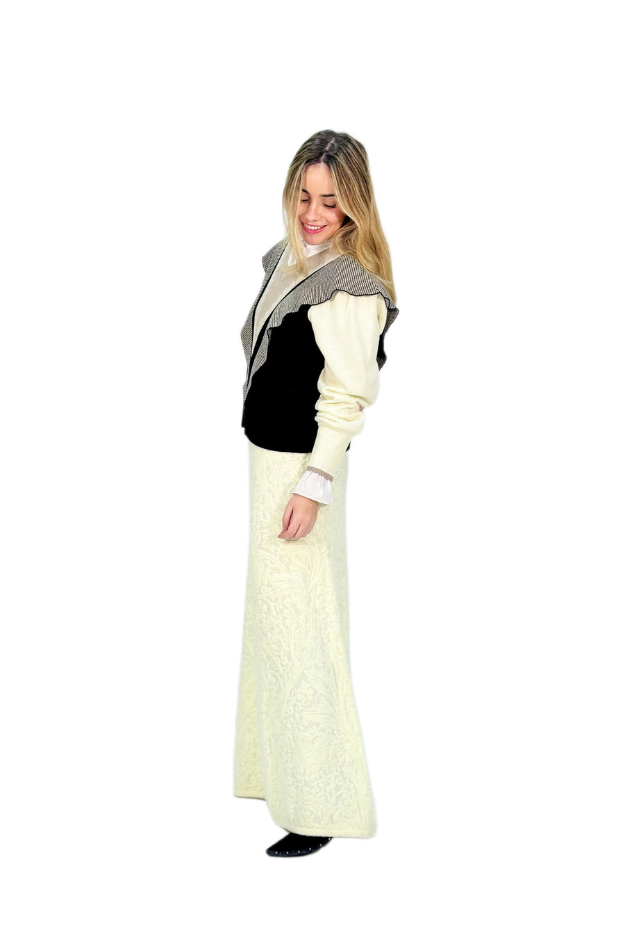 Jersey de punto combinado en V con volante en hombros, en negro y crema