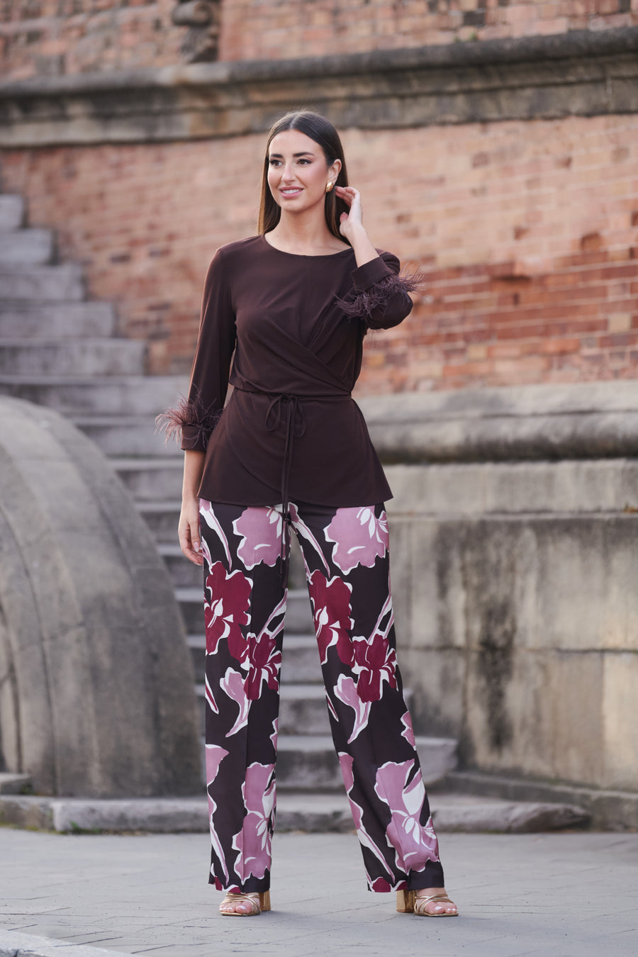 Conjunto de Blusa con Plumas y Pantalón Estampado Floral en Tono Chocolate