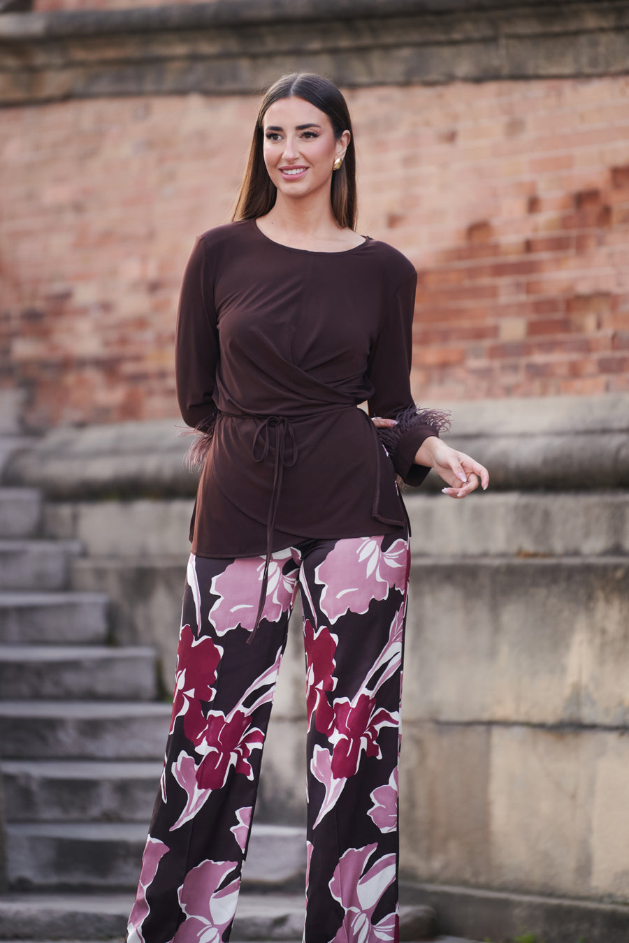 Conjunto de Blusa con Plumas y Pantalón Estampado Floral en Tono Chocolate