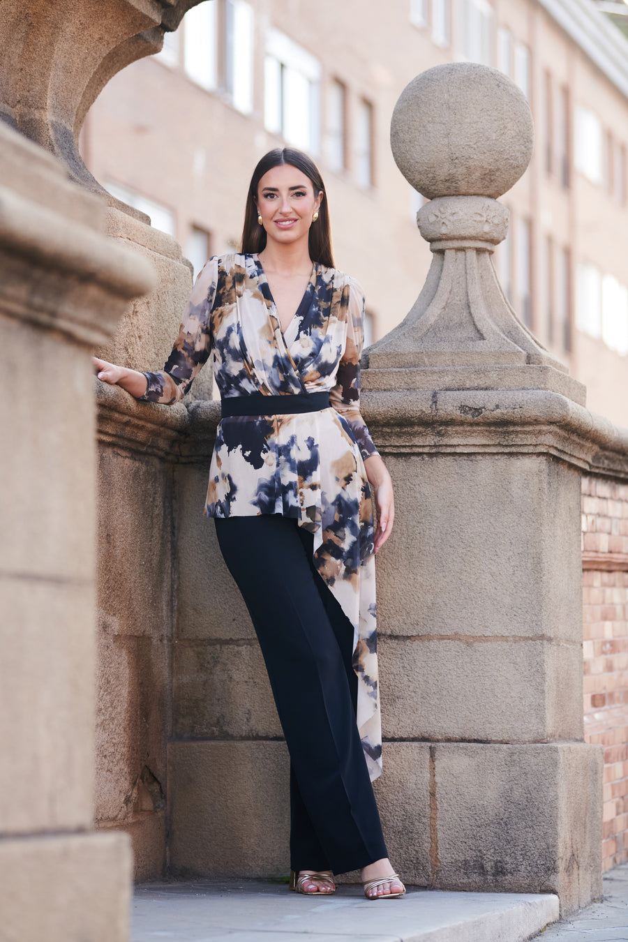 Conjunto Dos Piezas Estampado de Blusa Asimétrica y Pantalón Negro