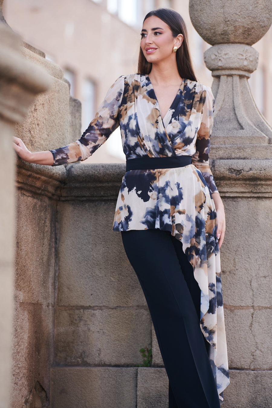 Conjunto Dos Piezas Estampado de Blusa Asimétrica y Pantalón Negro