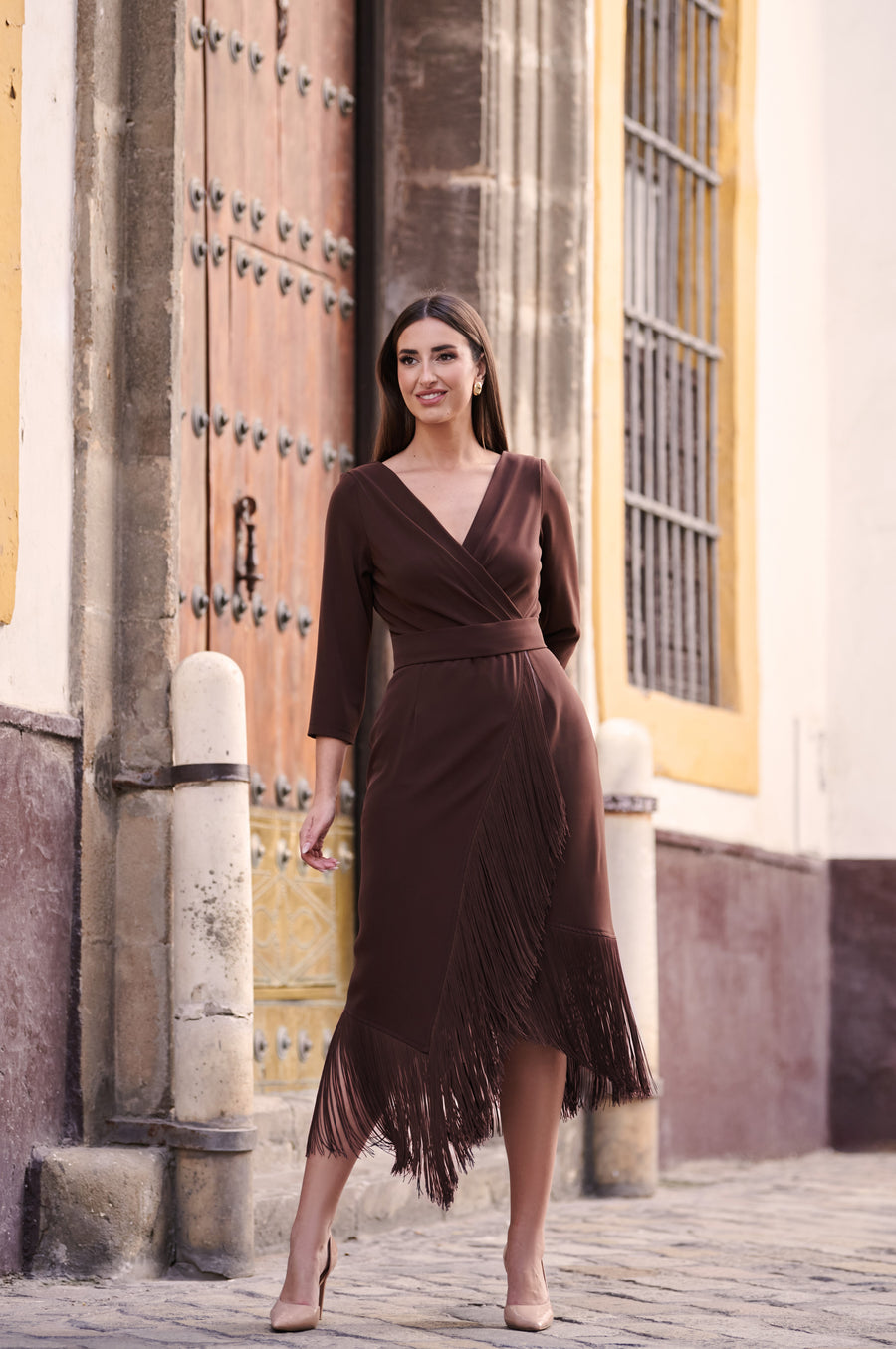 Vestido de Invitada Escote en V con Fajín y Flecos