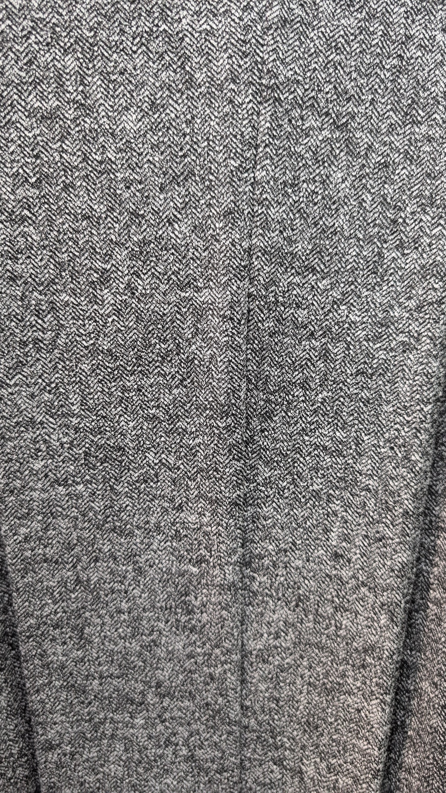 Pantalón Recto de Espiga en Tono Gris con Bolsillos