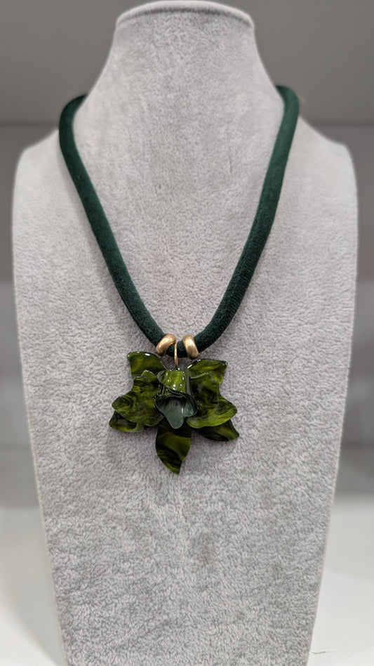 Gargantilla Velvet Bosque con Dije de Orquídea Artesanal