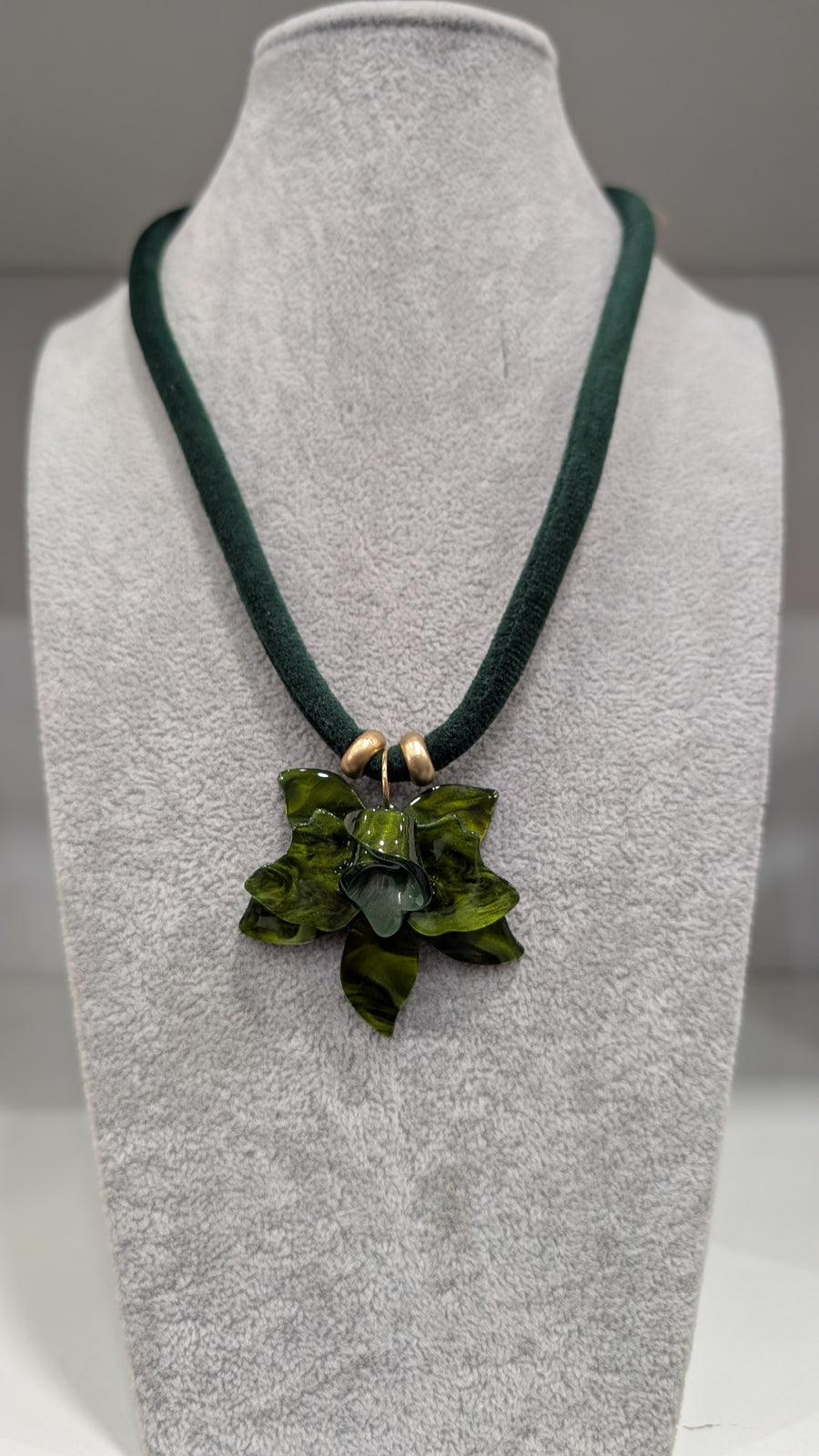 Gargantilla Velvet Bosque con Dije de Orquídea Artesanal