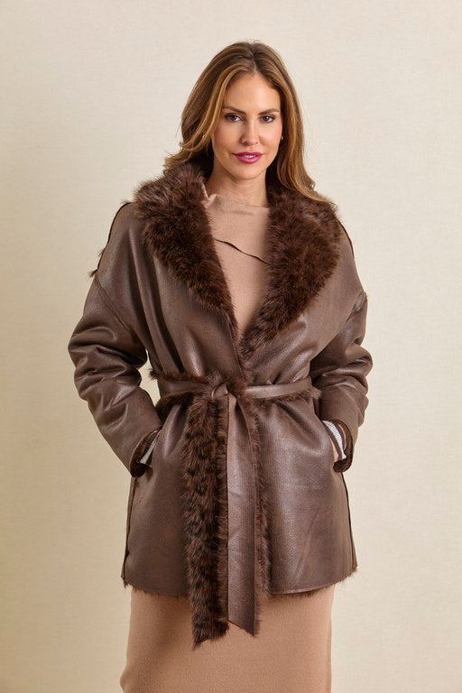 Chaqueta Efecto Piel Marrón con Cuello de Pelo y Cinturón