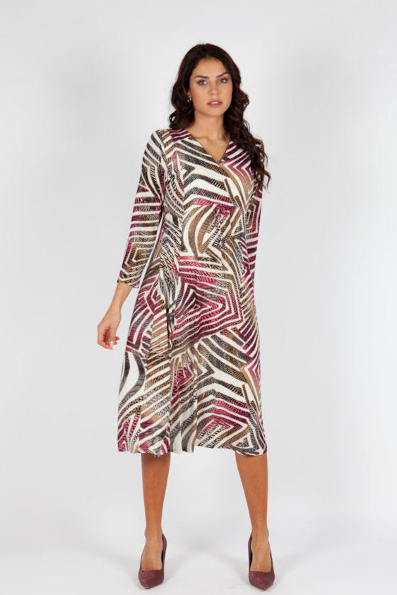 Vestido Midi Estampado Geométrico en Tonos Fucsia, Marrón y Crudo