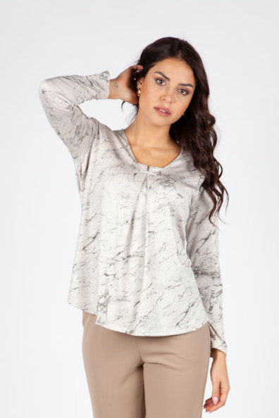 Blusa con Estampado Efecto Mármol en Tonos Crudo y Gris y Pliegue Central