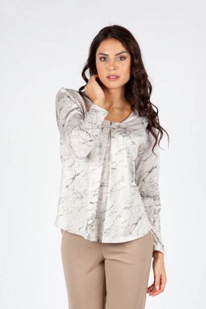Blusa con Estampado Efecto Mármol en Tonos Crudo y Gris y Pliegue Central