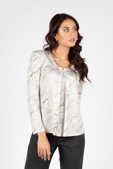Blusa con Estampado Efecto Mármol en Tonos Crudo y Gris y Pliegue Central