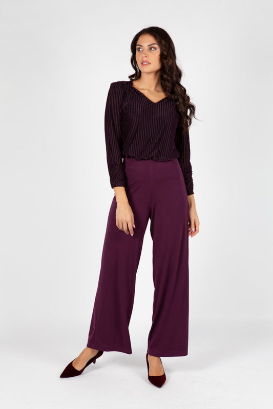 Blusa de Plumeti Berenjena con Escote de Pico y Mangas Fruncidas