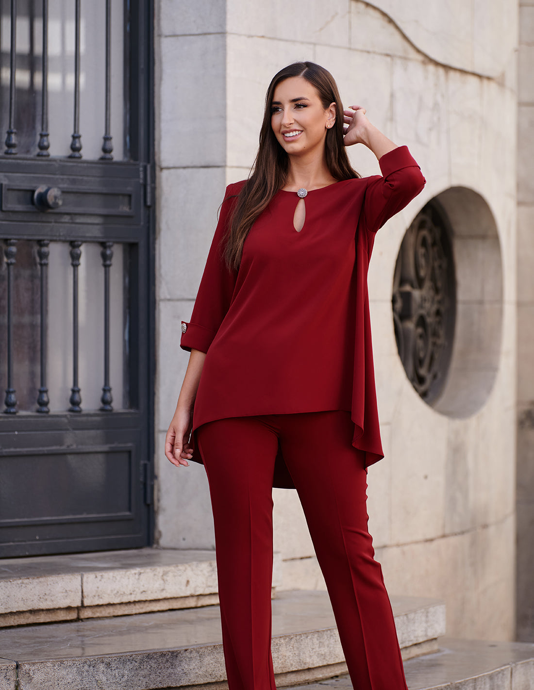 Conjunto pantalón de crepé con blusón y manga francesa