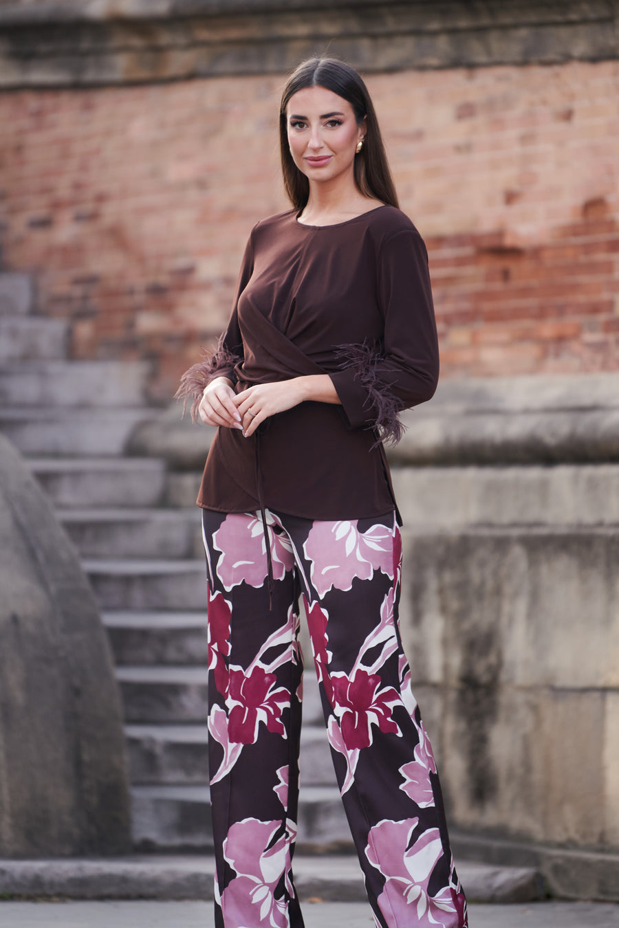 Conjunto de Blusa con Plumas y Pantalón Estampado Floral en Tono Chocolate