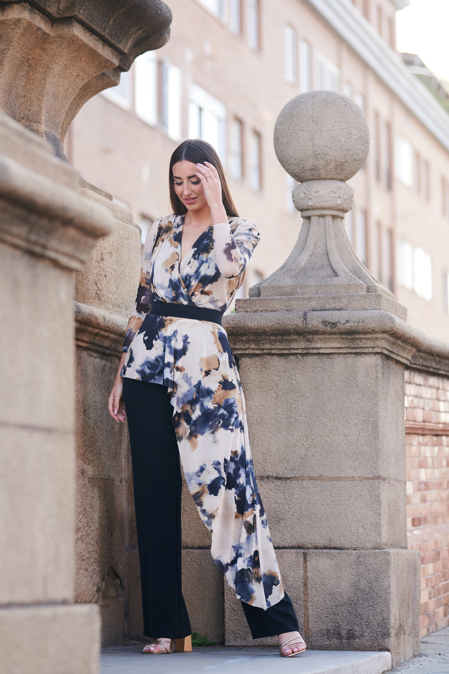 Conjunto Dos Piezas Estampado de Blusa Asimétrica y Pantalón Negro