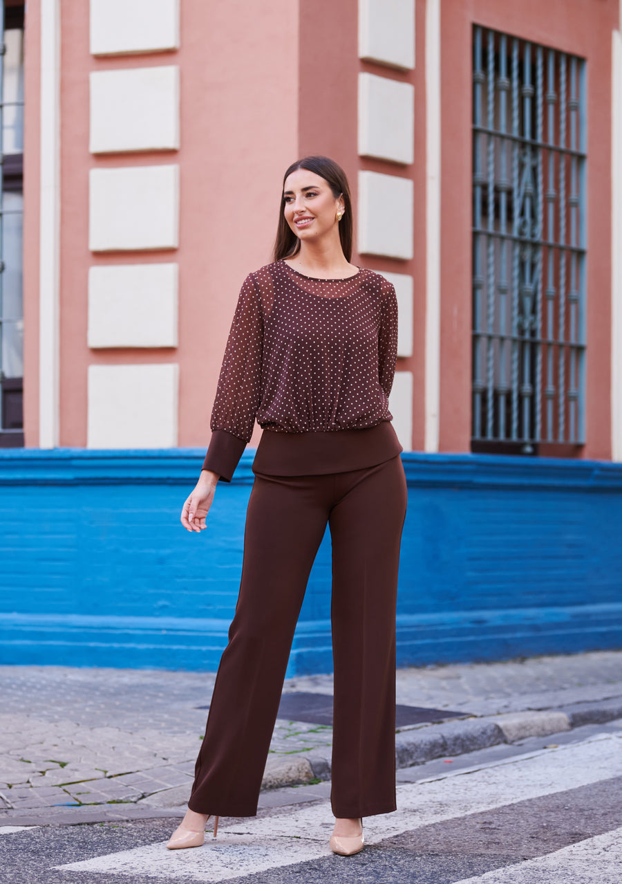 Conjunto Dos Piezas Chocolate con Blusa de Lunares