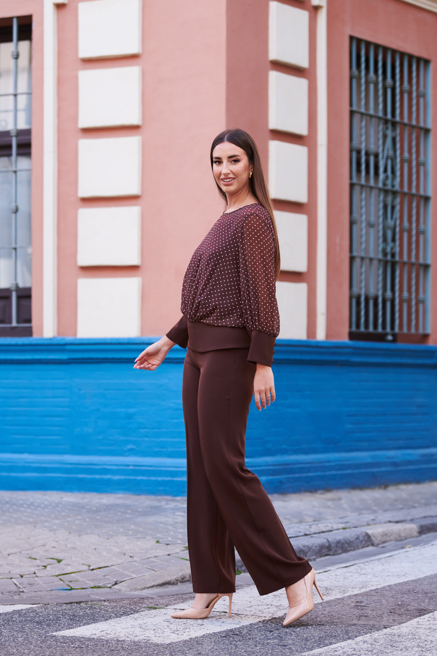 Conjunto Dos Piezas Chocolate con Blusa de Lunares