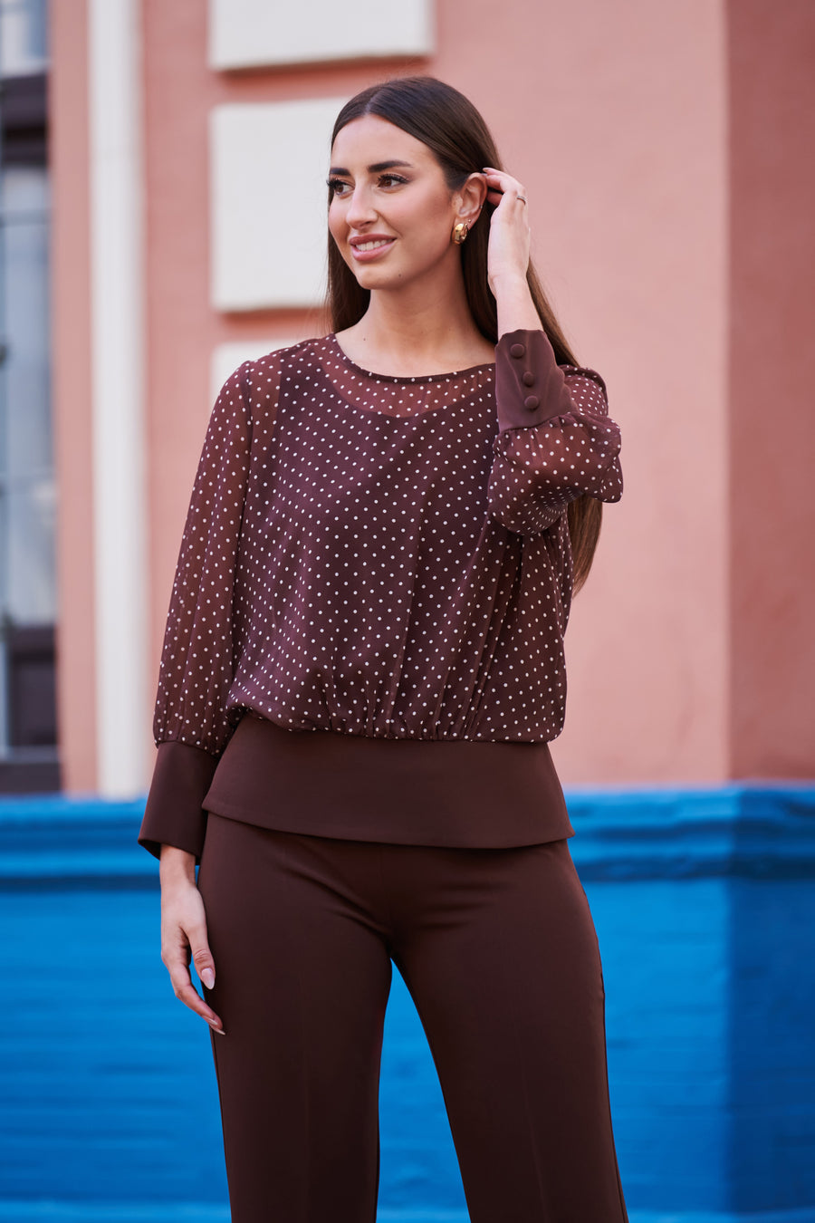 Conjunto Dos Piezas Chocolate con Blusa de Lunares
