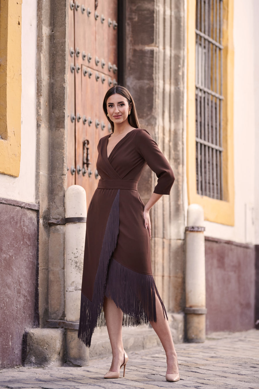 Vestido de Invitada Escote en V con Fajín y Flecos