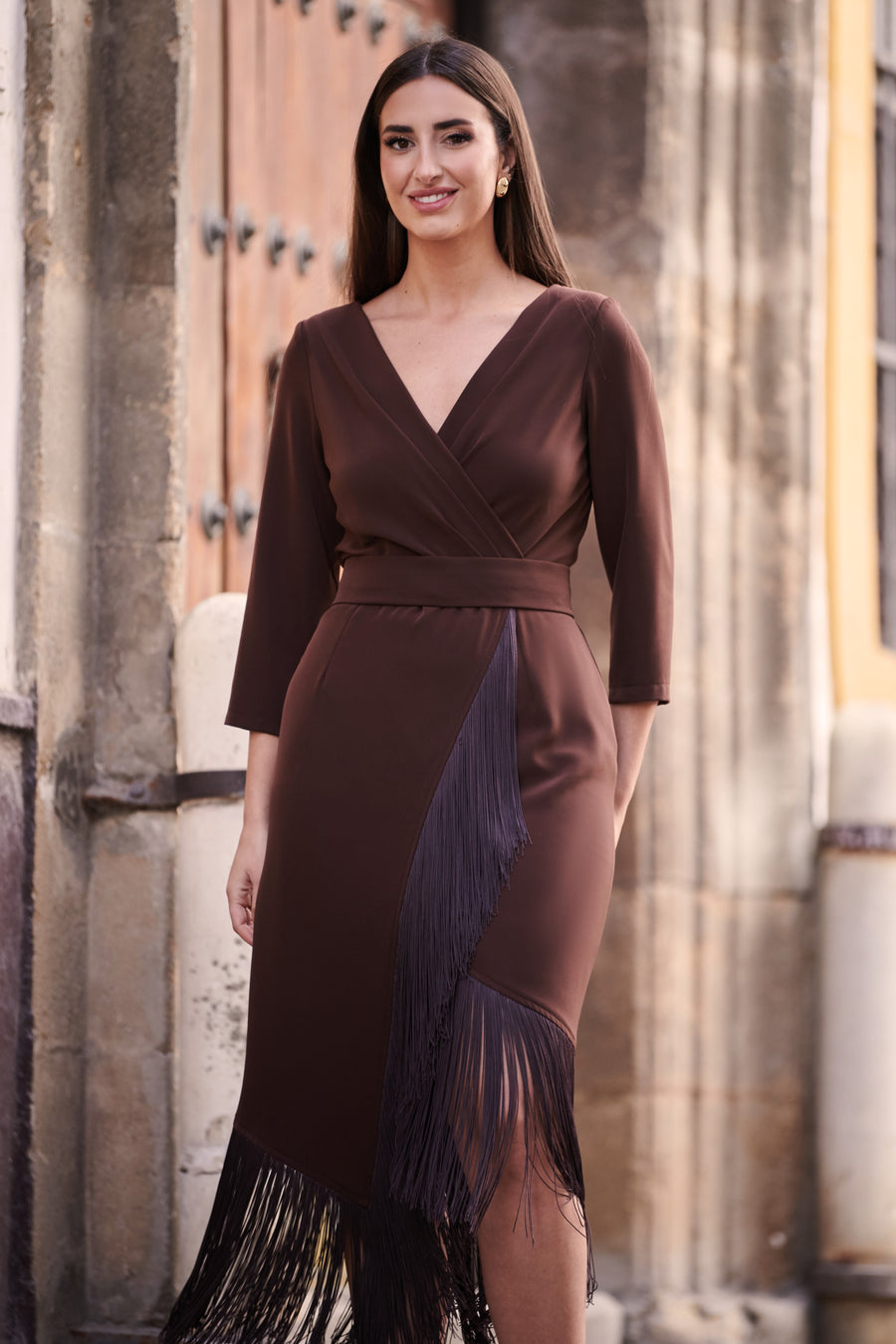 Vestido de Invitada Escote en V con Fajín y Flecos
