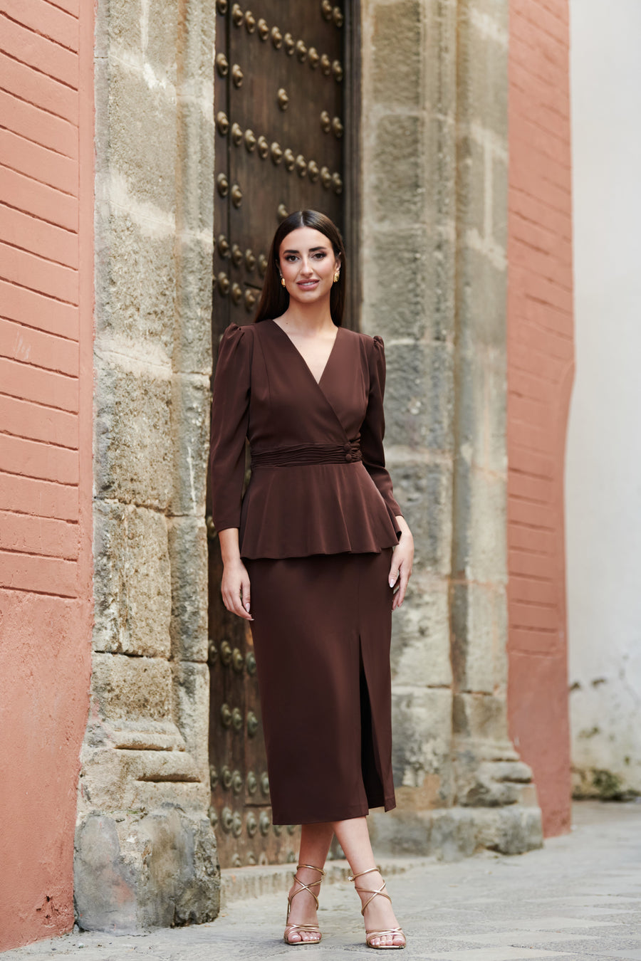 Vestido de Invitada Escote Cruzado con Corte Peplum y Abertura