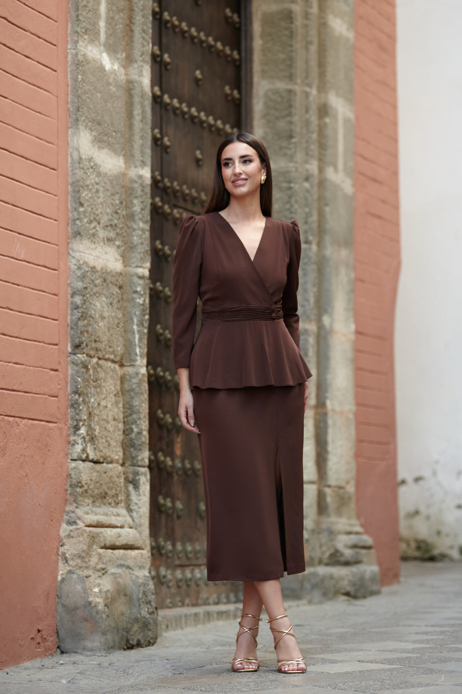 Vestido de Invitada Escote Cruzado con Corte Peplum y Abertura