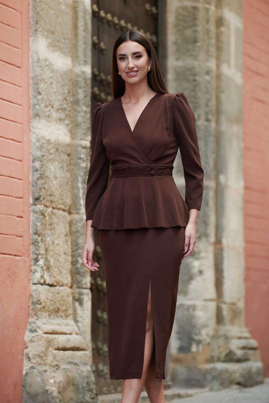 Vestido de Invitada Escote Cruzado con Corte Peplum y Abertura