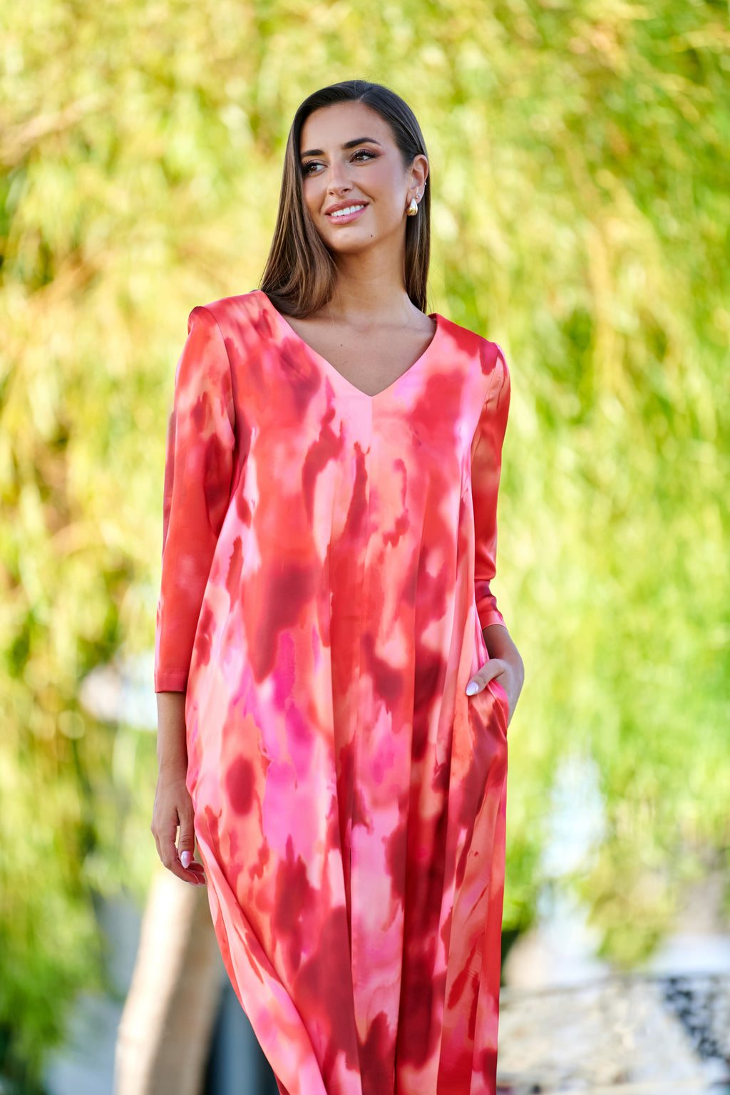 Vestido midi de raso coral para bodas y eventos
