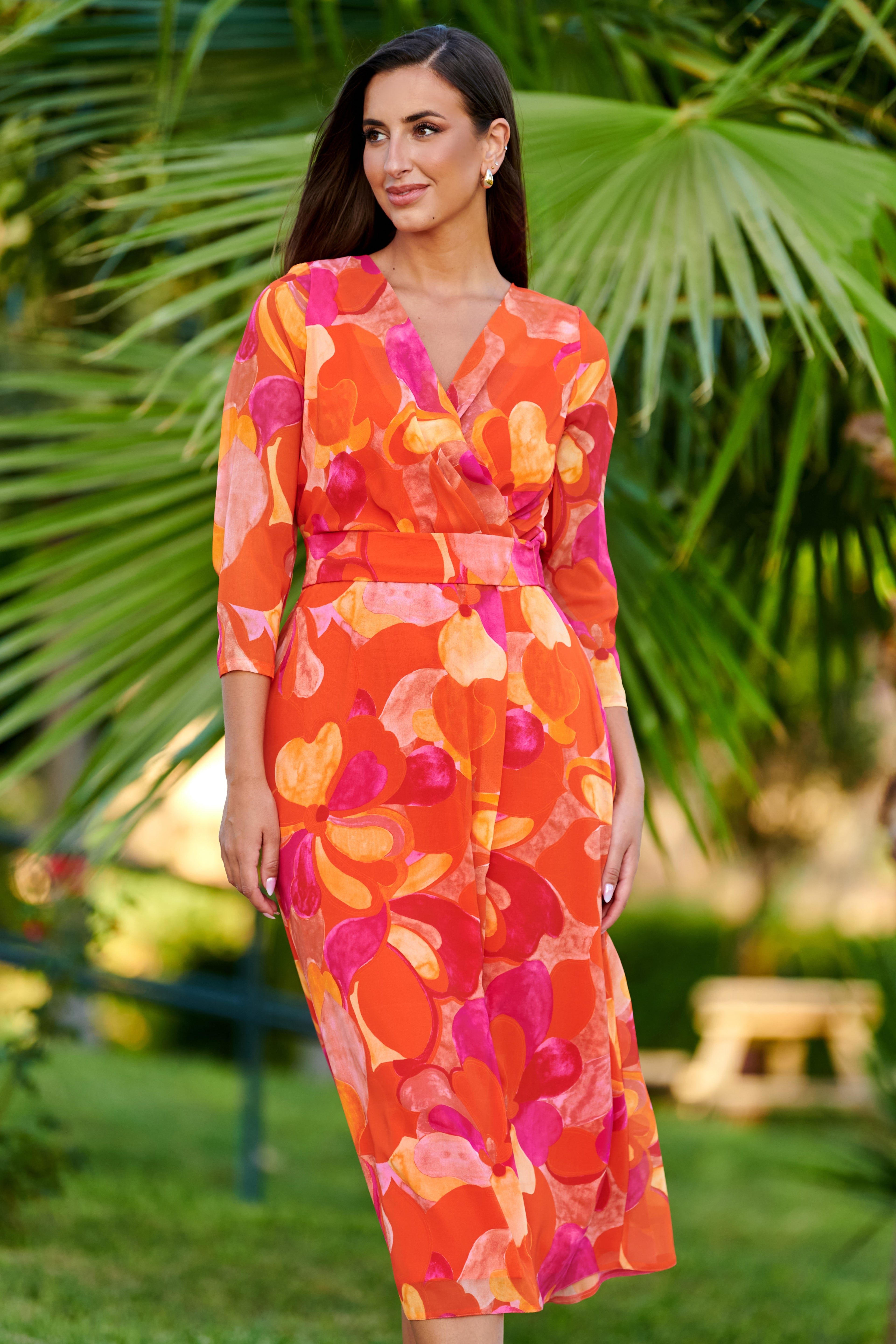 Elegante Vestido Midi Cruzado con Estampado Floral en Naranja y Fucsia