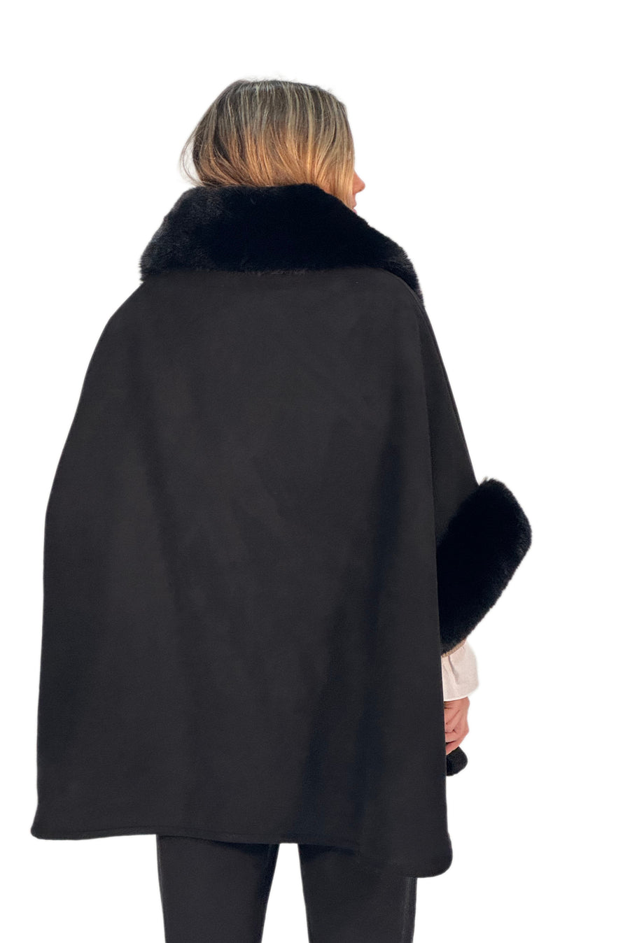Capa negra de paño con cuello amplio y forro interior de pelo sintético (efecto mouton)