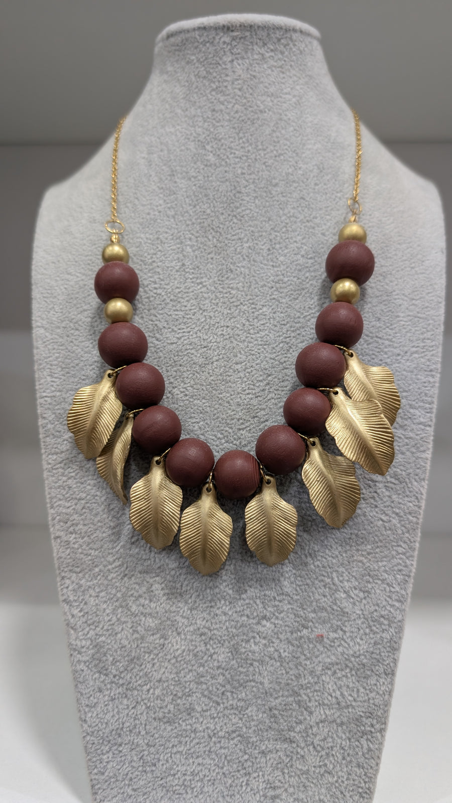 Collar Artesanal de Hojas Doradas y Esferas Mate