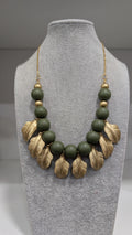 Collar Artesanal de Hojas Doradas y Esferas Mate