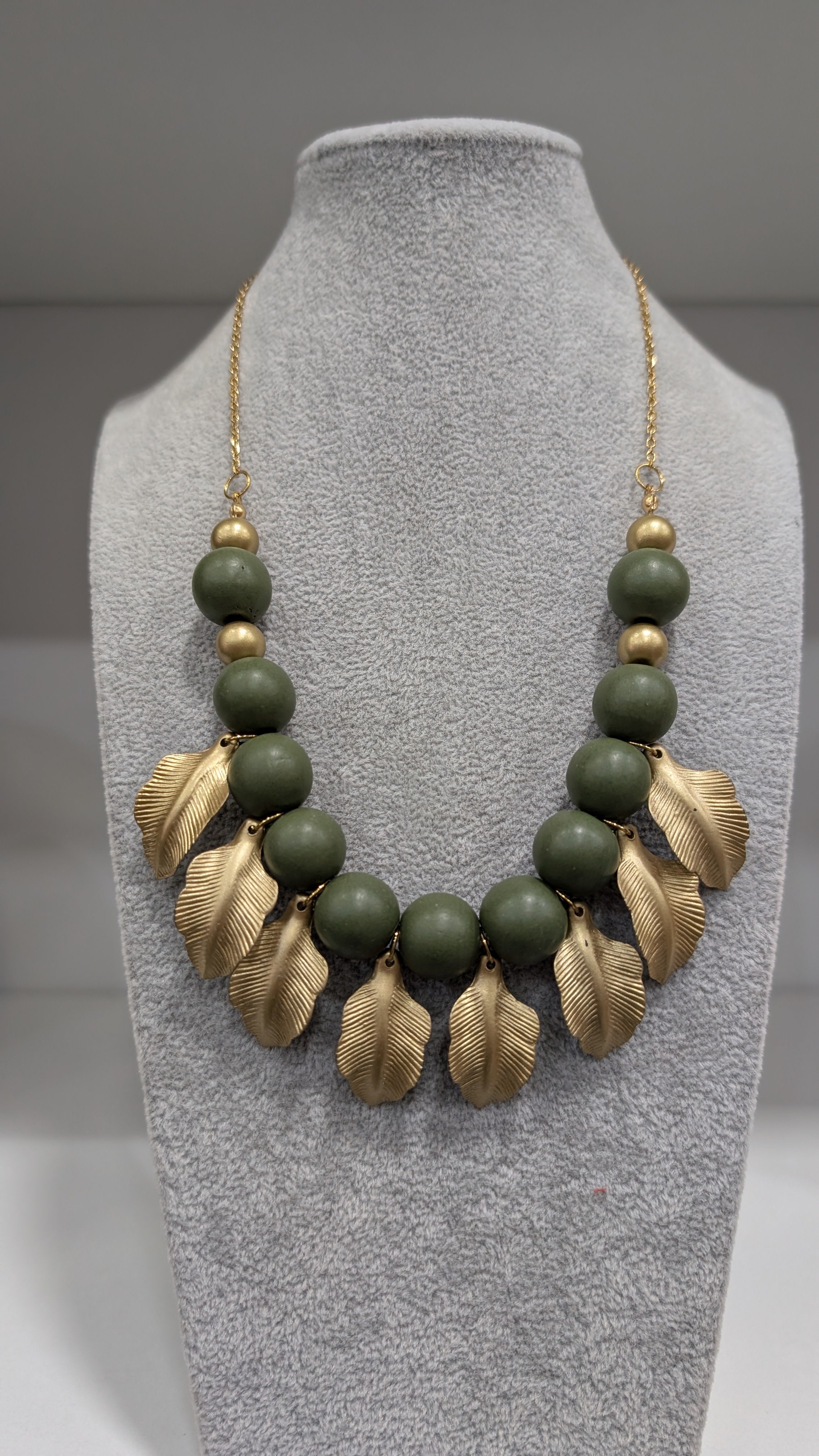 Collar Artesanal de Hojas Doradas y Esferas Mate
