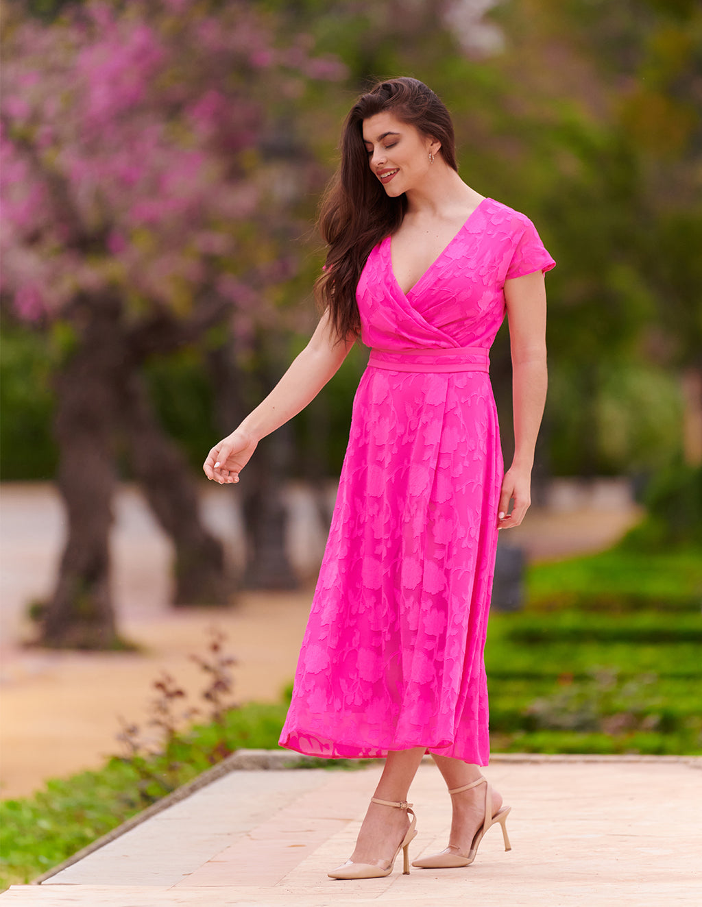 Vestido midi texturizado rosa para bodas