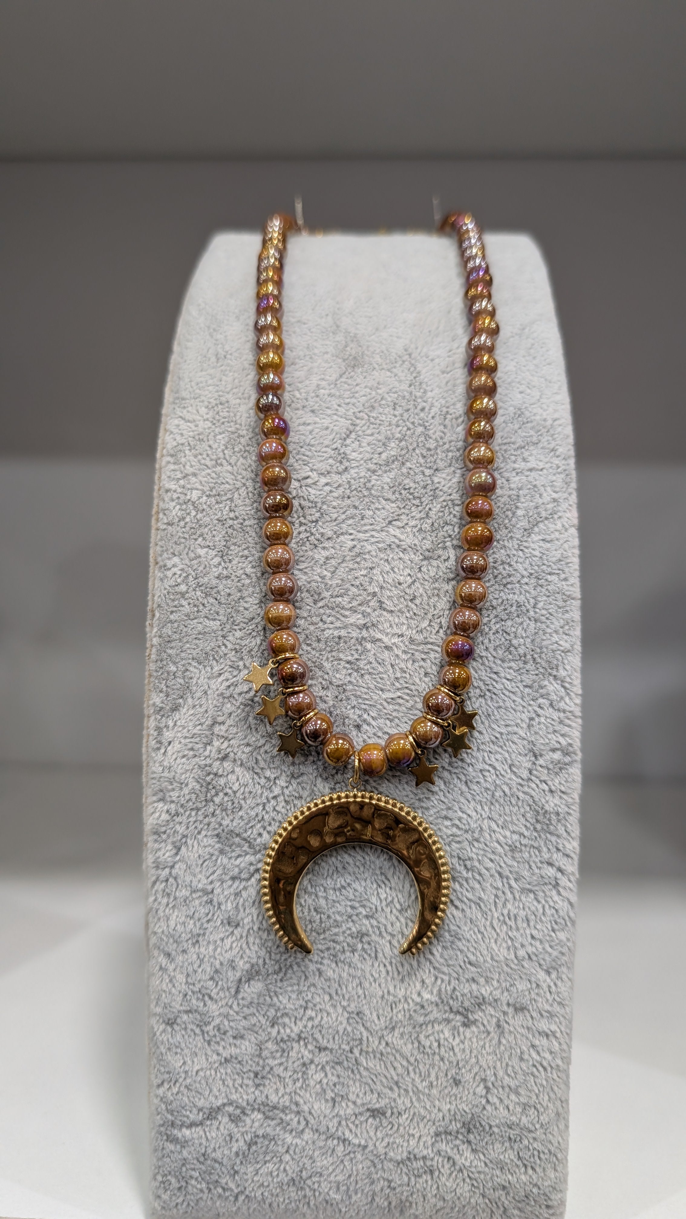 Collar Celestial: Luna Creciente y Estrellas