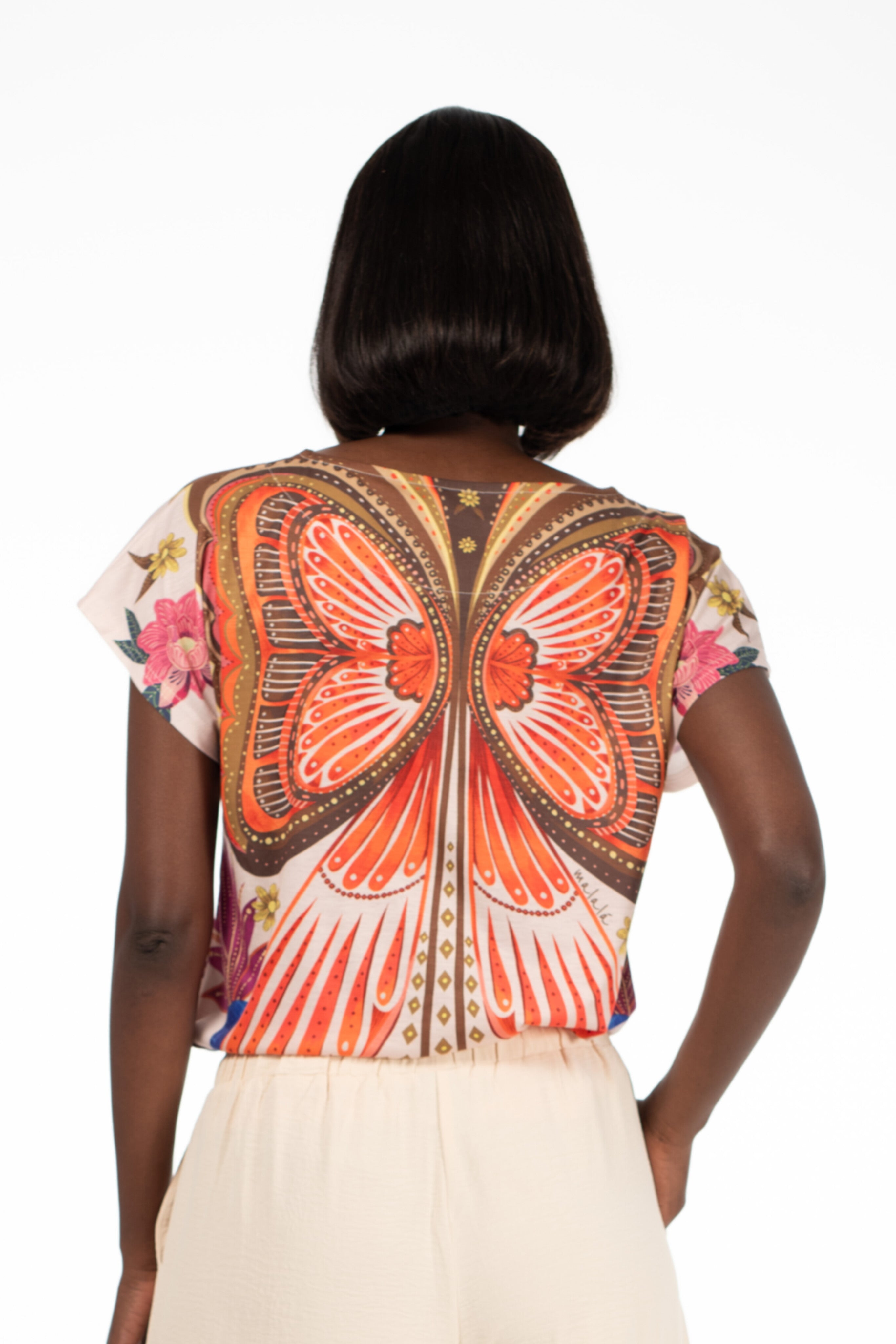 Camiseta con Estampa de Mariposa Vibrante y Estilo Bohemio