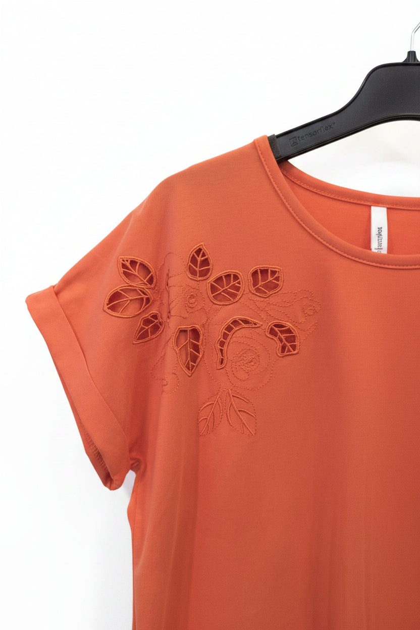 Camiseta Coral con Detalle Troquelado