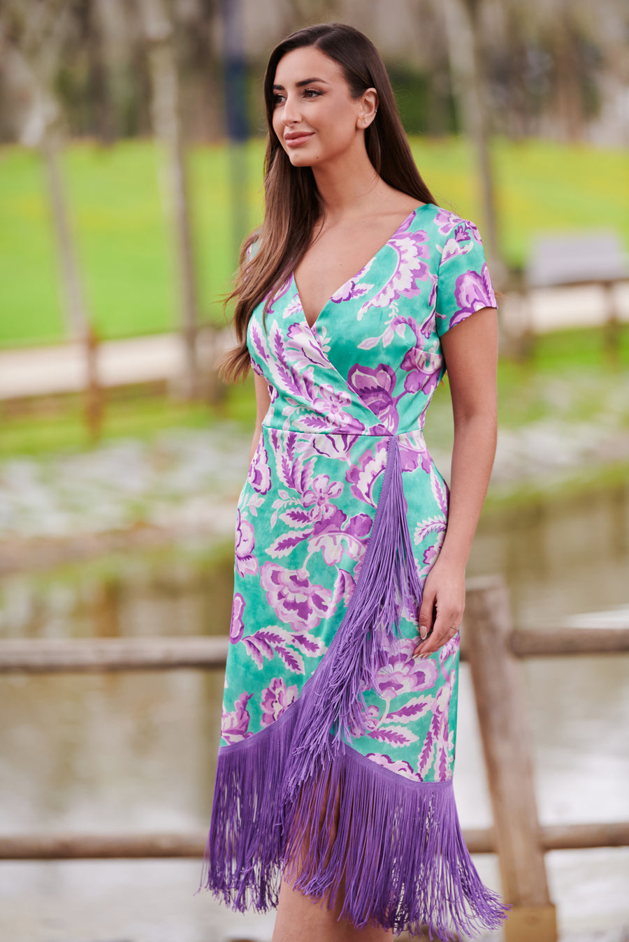 Vestido Midi Cruzado con Flecos – Estampado Floral Violeta y Verde