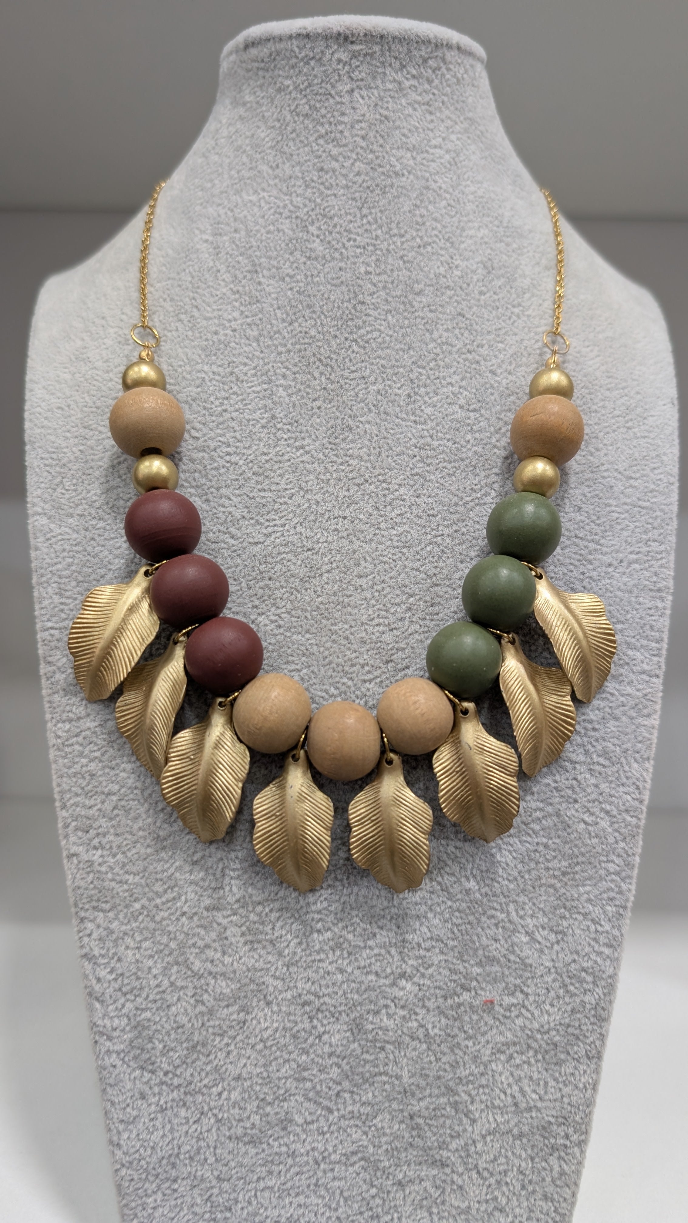 Collar Artesanal de Hojas Doradas y Esferas Mate