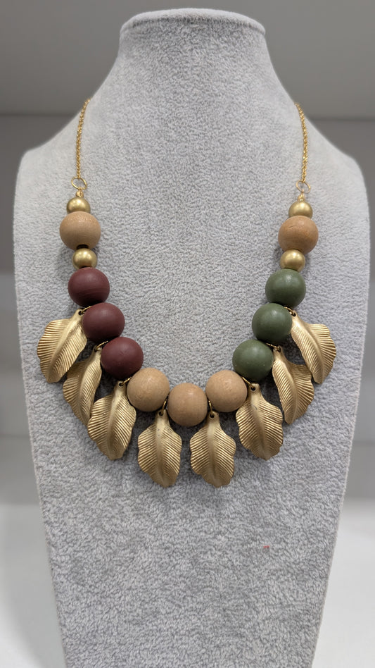 Collar Artesanal de Hojas Doradas y Esferas Mate