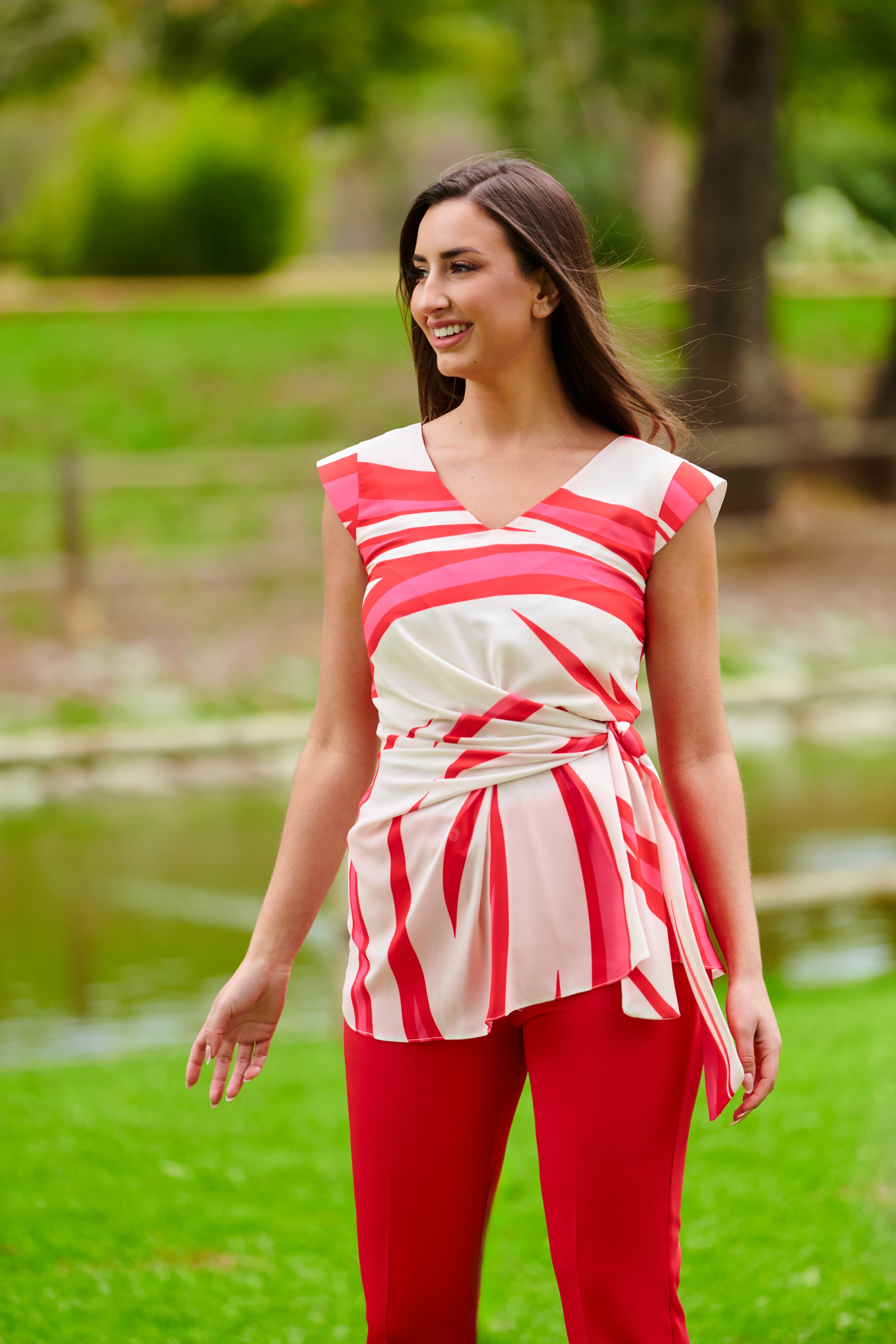 Conjunto de gala rojo con blusa y pantalón