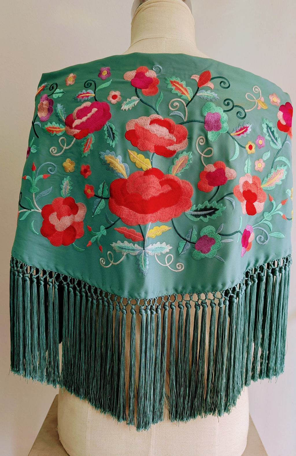 Mantón bordado con flores y motivos florales
