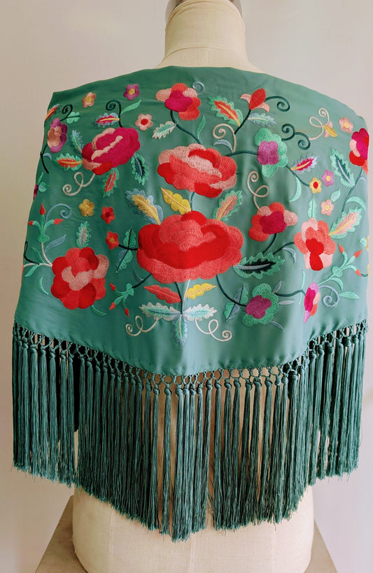 Mantón bordado con flores y motivos florales
