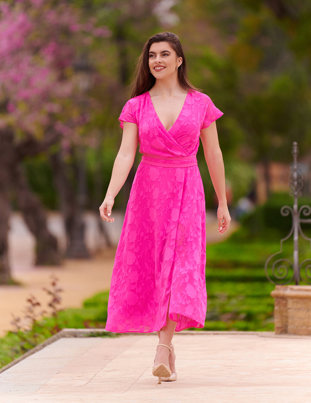 Vestido midi texturizado rosa para bodas