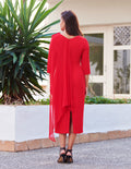 Vestido midi carmín con capa elegante