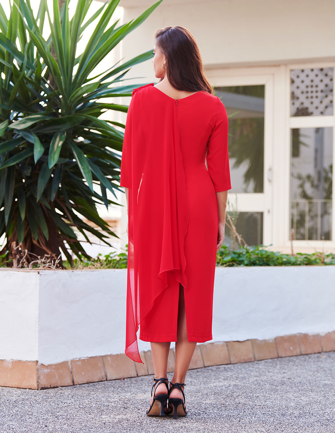 Vestido midi carmín con capa elegante