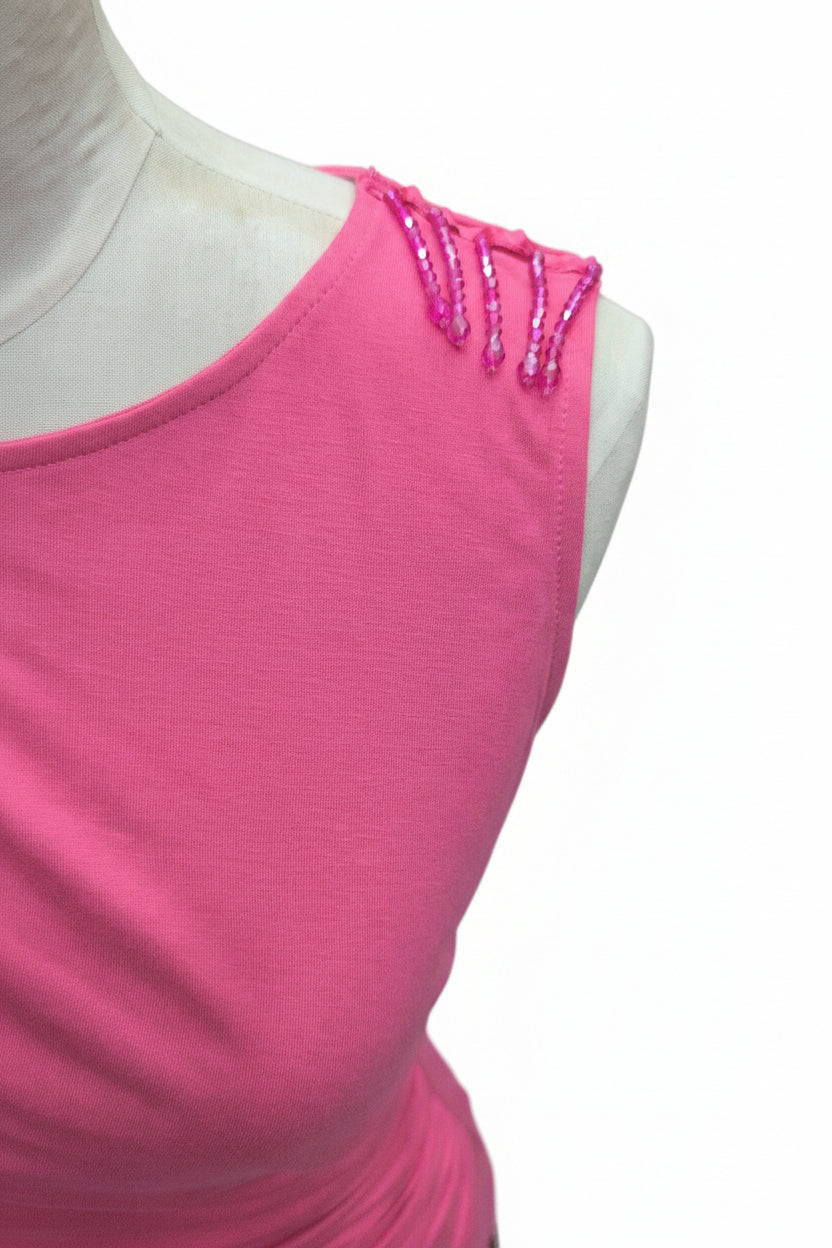 Camiseta Drapeada con Detalle de Pedrería – Rosa Fucsia