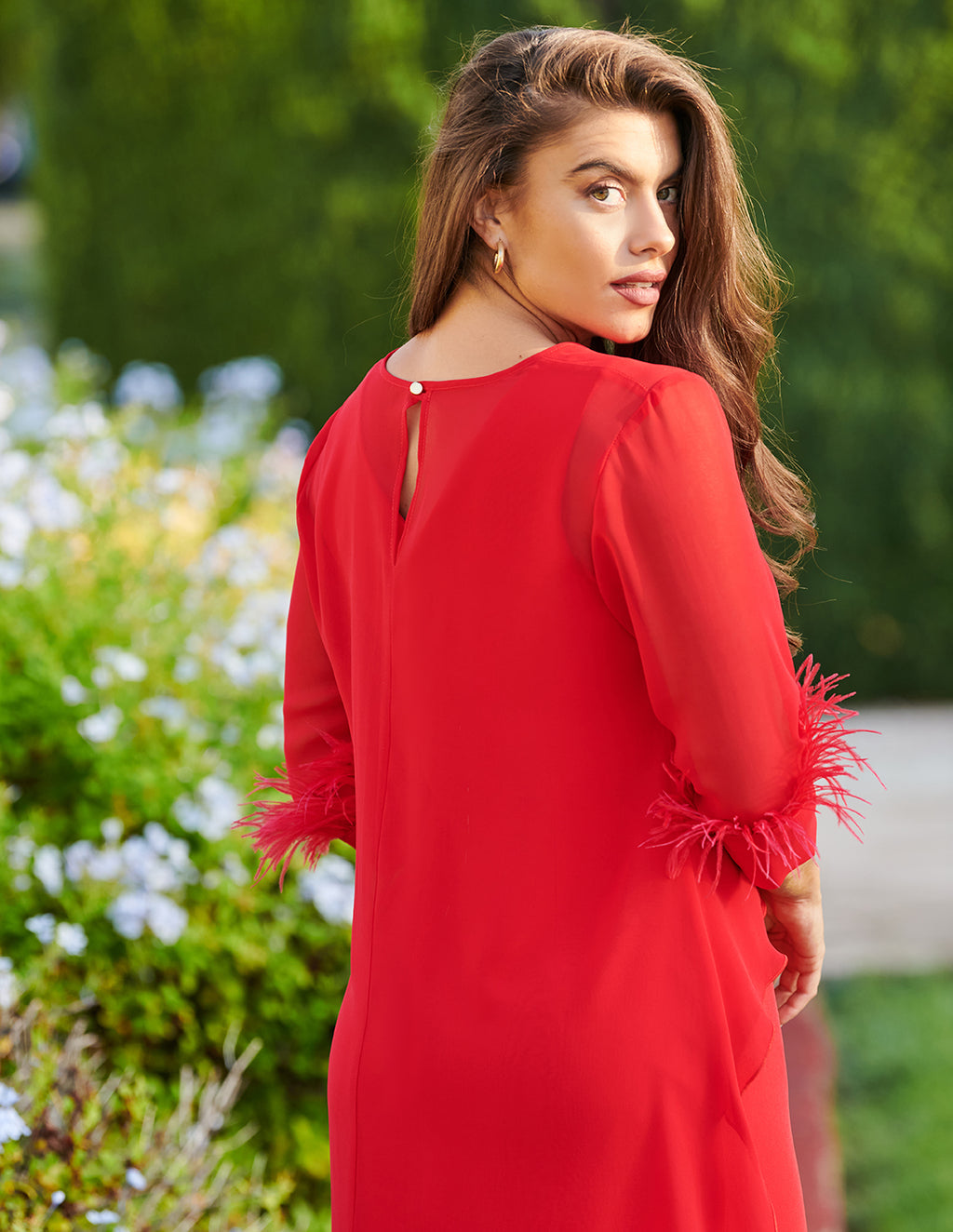 Vestido midi carmín con detalle de plumas