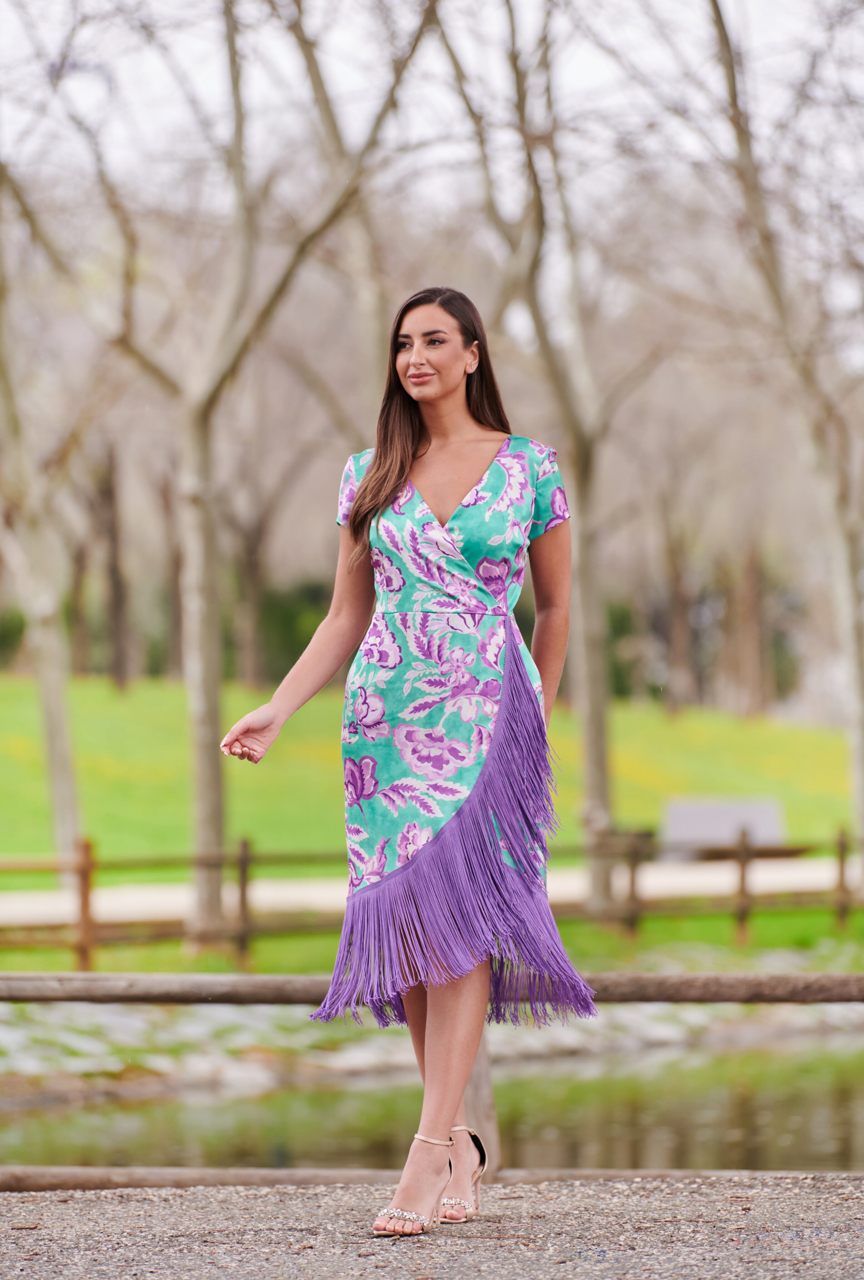 Vestido Midi Cruzado con Flecos – Estampado Floral Violeta y Verde